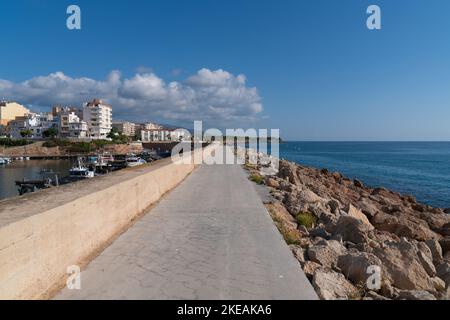 Hafenmauer Gehweg L'Ametlla de Mar Tarragona Spanien Costa Dorada nördlich von L`ampolla und dem Ebro-Delta in Katalonien Stockfoto